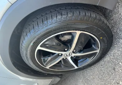 Honda hrv 1.8. km 57.000. pneus novos goodyear. carro de mulher. prata. 