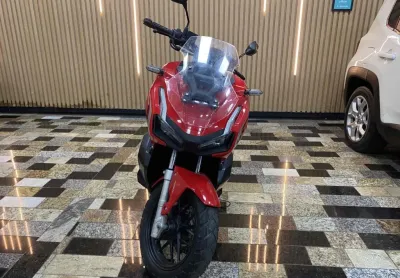 Honda adv 150 2023 – vermelha – 23.452 km aceito troca, sem igual.