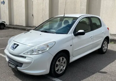 Peugeot 207 xr 1.4 8v ano 2013 impecável 
