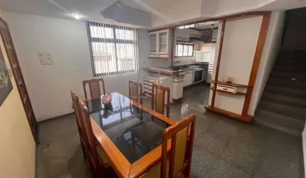 Maravilhosa casa triplex no bairro De Lurdes, com 4 quartos sendo uma suíte, área de lazer e jardim