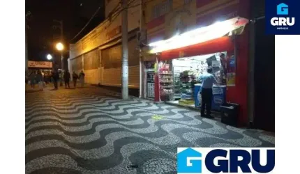 predio comercial ao lado da igreja matriz