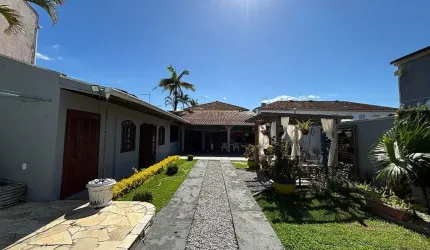 Casa com Piscina a venda no balneário Ipacaray