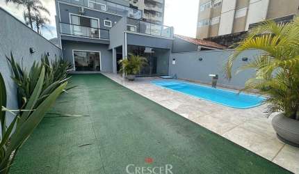 Sobrado tríplex com 05 quartos para venda
