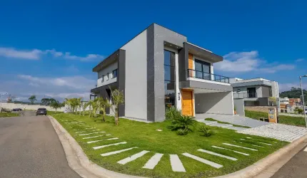 Casa em Condomínio, terreno amplo e arquitetura moderna.