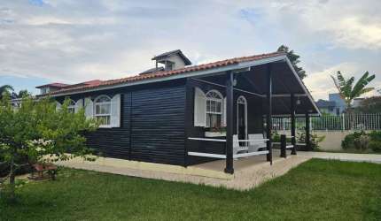 Casa semimobiliada com 3 qaurtos 2 vagas de garagem no santinho em florianópolis/sc