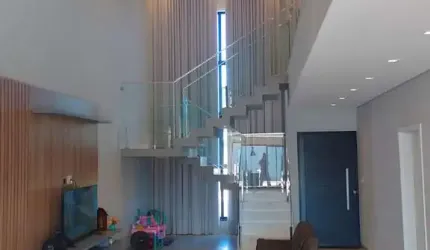 Sobrado moderno no Cond Vivendas da Mata