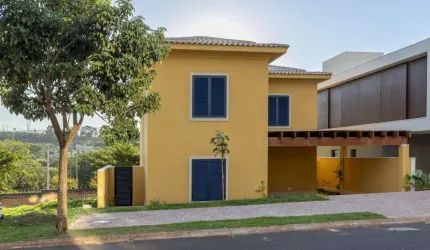 Sobrado amplo no Cond Colina do Golfe