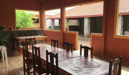 Casa grande com galpao coberto no quintal