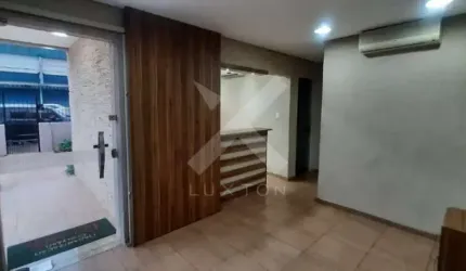 Casa comercial à venda na Avenida Rio São Gonçalo, 149, Passo da Areia, Porto Alegre por R$ 590.000