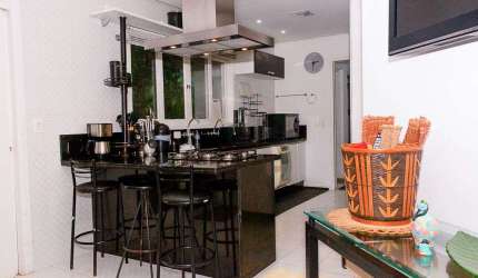 Casa de luxo em Condomínio Verde Mar: 6 quartos, 4 suítes, 7 banheiros, 6 vagas na cidade de Caraguatatuba-SP!
