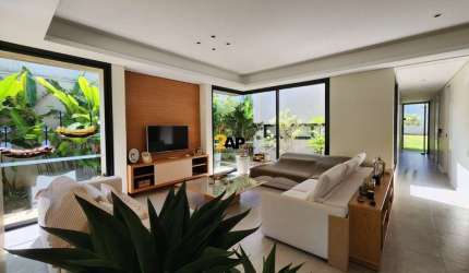 Imperdível casa à venda em Interlagos: 3 quartos, 3 suítes, 2 salas, 4 banheiros, 6 vagas de garagem e 797m² de área!