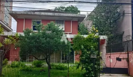 Sobrado , com dois pavimentos + edícula.