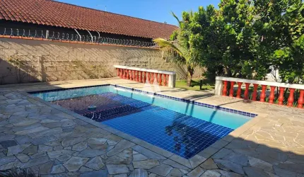 Casa térrea em Itanhaem, 3 dormitórios, piscina, churrasqueira, vaga pra 5 carros