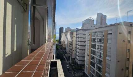 Apartamento 02 quartos, vista mar na quadra da praia no Boqueirão, garagem, dependência completa.