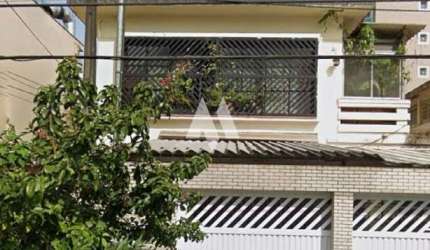 Casa Sobreposta Alta com Edícula em Santos,145m², 3 Vagas de Garagem e no bairro do Boqueirão
