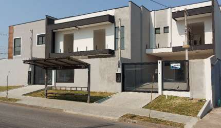 Sobrado estilo moderno, frente para a rua, com 3 suítes, 2 vagas cobertas