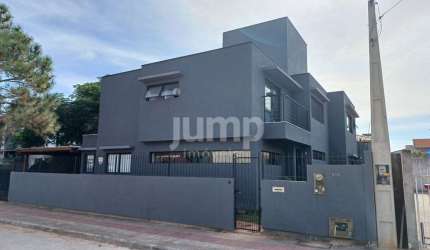 Casa no Rio Tavares, 4 Dorm. (2 suítes), 2 a 4 vagas e amplo jardim