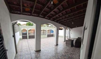 Casa com 3 dorms em 600 mts² de terreno, com piscina, 15 vagas de garagem e 100 metros do Mar no ba