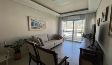 APARTAMENTO SEMIMOBILIADO COM 3 QUARTOS SENDO 1 SUÍTE E 1 VAGA DE GARAGEM NO CENTRO DE FLORIANÓPOLIS/SC