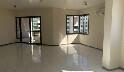 APARTAMENTO AMPLO COM 4 QUARTOS SENDO 2 SUÍTES 3 VAGAS E VISTA PANORÂMICA NO CENTRO DE FLORIANÓPOLIS