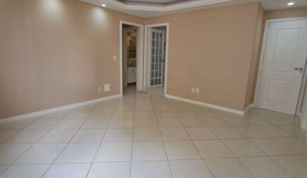 Apartamento com 3 dormitórios, sendo 1 suíte, 1 vaga de garagem no Centro de Florianópolis/SC.