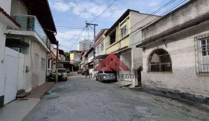 Casa de Vila à Venda em Santa Rosa Descrição do Imóvel:  Sala: Ampla sala de estar. Quartos: 5 quartos, sendo 3 suítes. Escritório: Espaço dedicado pa
