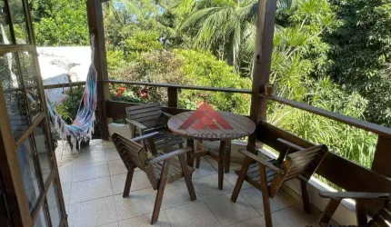 Casa em condomínio fechado, ótima localização, próximo das praias da região oceânica.