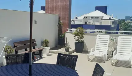 Linda cobertura com 2 suítes perto do mar