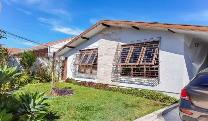 Casa com 4 quartos à venda na Rua Alfredo Heisler, 311, Bacacheri, Curitiba, 300 m2 por R$ 899.000