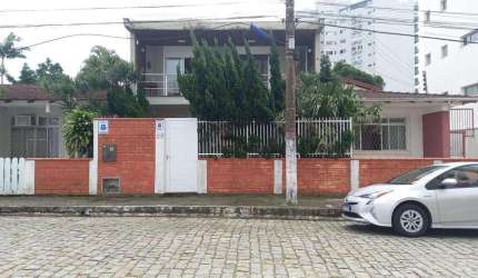 Sobrado em Piçarras com 200m² à uma quadra da praia e totalmente mobiliado, com 4 dormitórios ( sendo 1 suíte ) - Piçarras- SC