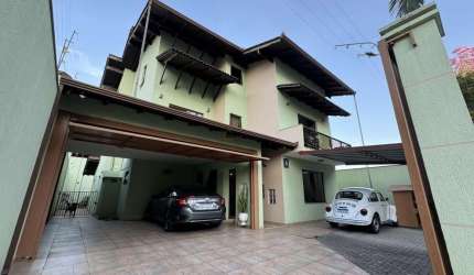 Tríplex em Pinhais com 410m², 4 quartos, 4 vagas e área gourmet - Weissópolis - Pinhais - PR