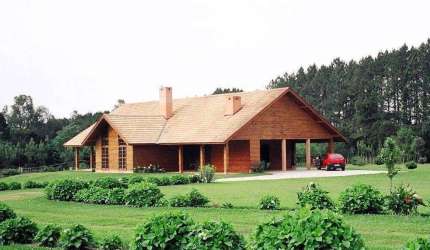CHÁCARA RARA, COM BELA CASA  ACONCHEGANTE E UM TERRENO PLANO DE MAIS DE 22 MIL M².  ADEGA, LAREIRA, PISCINA.