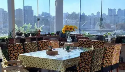 APARTAMENTO DUPLEX ATUALIZADO, FACE NORTE, COM 300 M2. LAREIRA E 3 VAGAS