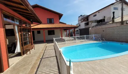 Excelente investimento na praia dos Ingleses - 6 quartos - Aceita financiamento