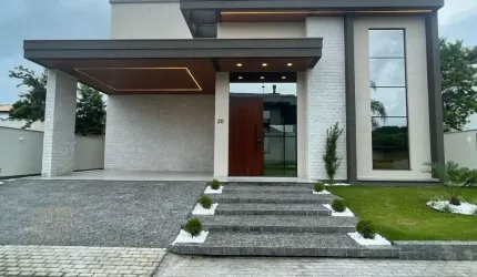 Belíssima e moderna casa em condomínio fechado na Praia dos Ingleses/Florianópolis-SC.