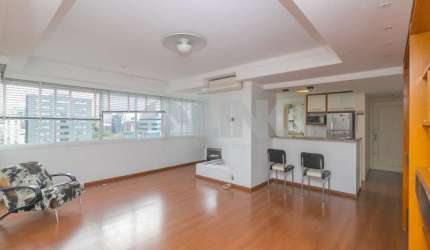 Apartamento de 2 dormitórios sendo 1 suíte com 2 vagas de garagem à venda no bairro Moinhos de Vento em Porto Alegre próximo ao Parcão