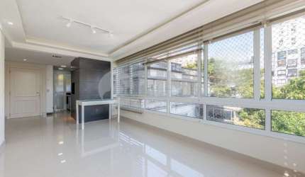Apartamento 2 dormitórios com 1 vaga de garagem à venda no bairro Moinhos de Vento em Porto Alegre próximo do Parcão