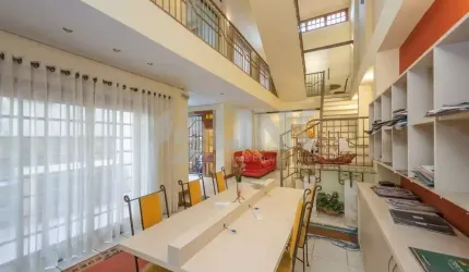 Casa semimobiliada com 5 quartos sendo 1 suíte e 3 vagas de garagem à venda no bairro Higienópolis em Porto Alegre