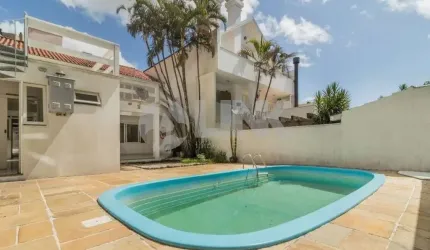 Casa com 4 quartos sendo 1 suíte e 3 vagas de garagem à venda no bairro Menino Deus em Porto Alegre
