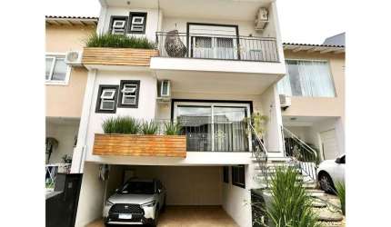 Casa em condomínio fechado com 4 quartos e 4 vagas de garagem à venda no bairro Passo das Pedras em Porto Alegre.