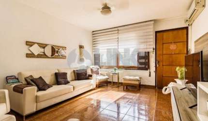 Casa de 3 quartos com 3 vagas à venda no bairro São Sebastião em Porto Alegre