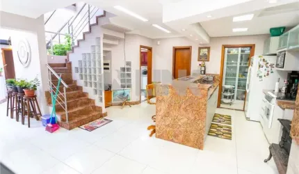 Casa de 4 quartos com 2 suítes e 6 vagas à venda no bairro Jardim Planalto em Porto Alegre