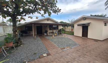 2 casas de Praia  em Pontal, em um amplo terreno com quintal
