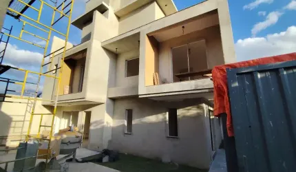 Sobrado  Triplex c/140m² - 03 Qtos sendo 01 Suíte  - Terraço -  Bairro Pinheirinho - Curitiba