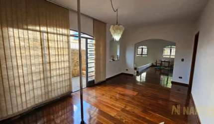 Casa a venda na Rua Chile, 237 m² de área privativa, 3 quartos sendo 1 suíte no Centro em Londrin