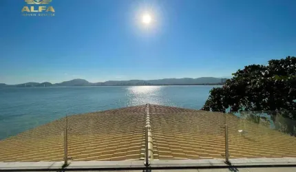 Casa na praia, condomínio fechado, frente mar, 3 suítes, lazer, Península, Guarujá.