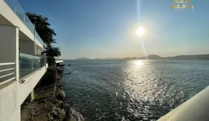 Casa reformada e decorada de frente para o mar  com 3 suítes - Península, Guarujá.