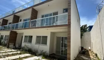 Casa Triplex 3/4 em bairro nobre de Lauro de Freitas.