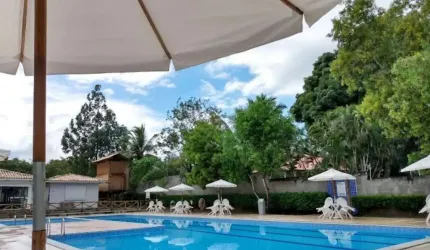 Apartamento com 2/4 sendo suite, á venda no cond. Bosque da Aldeia.
