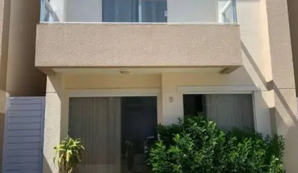 Casa de cond. á venda 2/4, sendo 1 suíte, em abrantes.